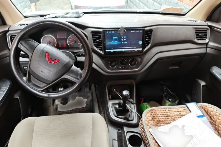 Used Wuling Hongguang V 2022 1.5L Jingqu Edition Electric-Assist LAR Center Console