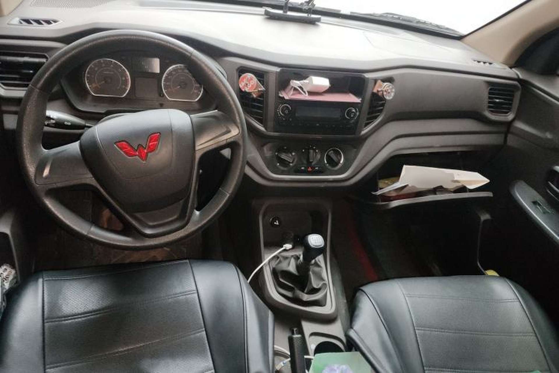 Used Wuling Hongguang V 2022 1.5L Jingqu Edition Electric-Assist LAR Center Console