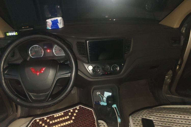 Used Wuling Hongguang V 2022 1.5L Jingqu Version Hydraulic Power Steering LAR Center Console