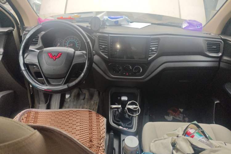 Used Wuling Hongguang V 2022 1.5L Jingqu Edition Electric-Assist LAR Center Console