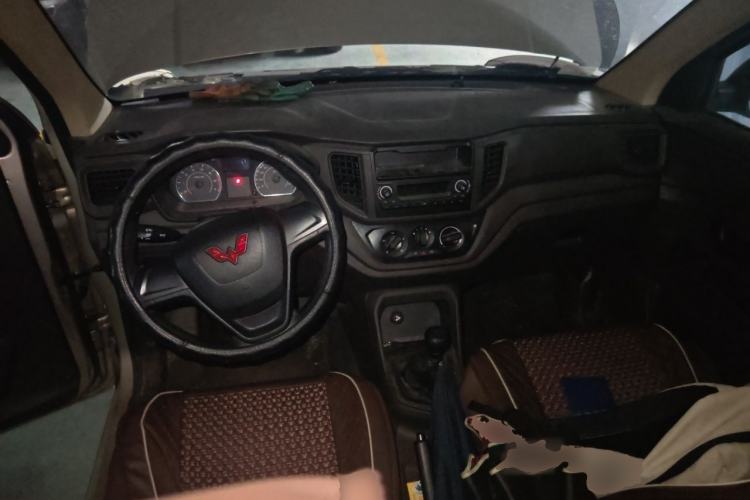 Used Wuling Hongguang V 2022 1.5L Jingqu Edition Electric-Assist LAR Center Console