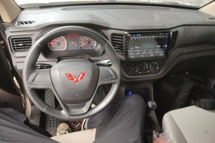 Used Wuling Hongguang V 2022 1.5L Jingqu Edition Electric-Assist LAR Center Console