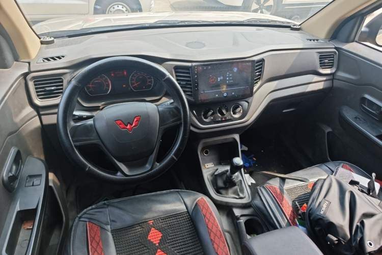 Used Wuling Hongguang V 2022 1.5L Jingqu Version Hydraulic Power Steering LAR Center Console