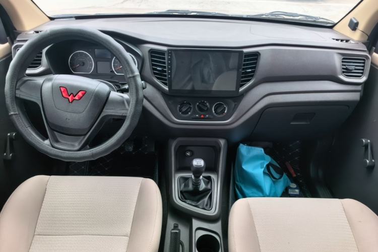 Used Wuling Hongguang V 2022 1.5L Jingqu Edition Electric-Assist LAR Center Console