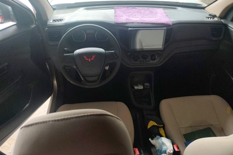 Used Wuling Hongguang V 2022 1.5L Jingqu Edition Electric-Assist LAR Center Console