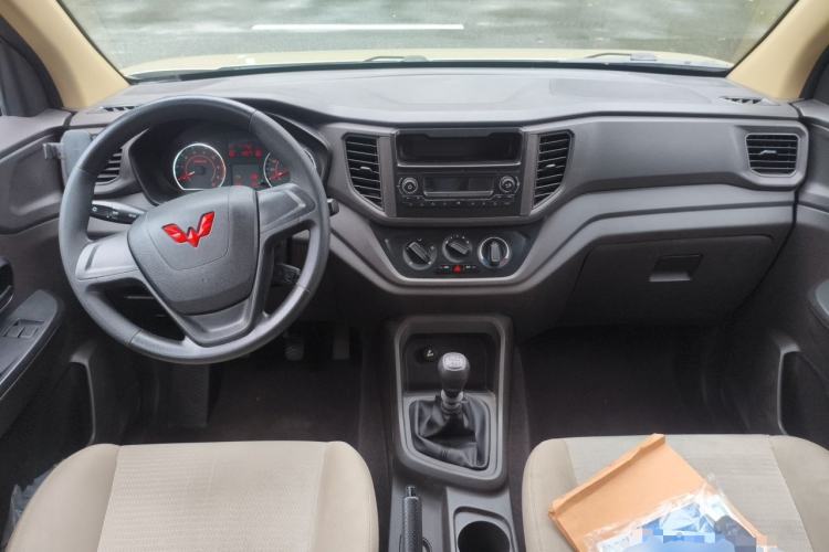 Used Wuling Hongguang V 2022 1.5L Jingqu Edition Electric-Assist LAR Center Console