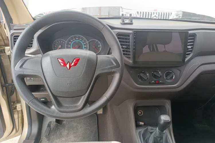 Used Wuling Hongguang V 2022 1.5L Enjoy Edition Electric-Powered LAR Center Console
