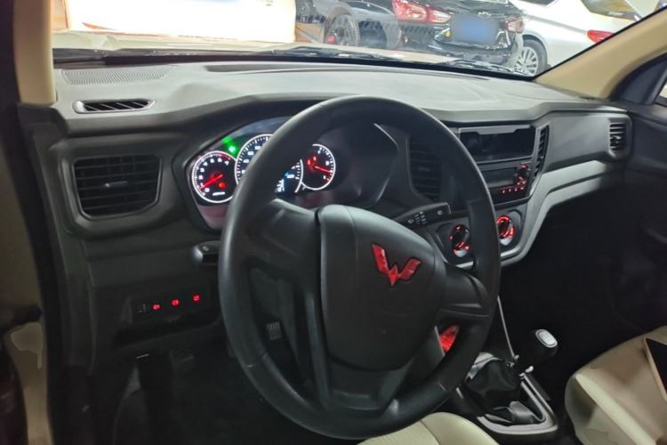 Used Wuling Hongguang V 2022 1.5L Enjoy Edition Electric-Powered LAR Center Console