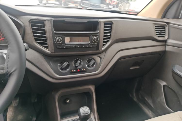 Used Wuling Hongguang V 2022 1.5L Jingqu Edition Electric-Assist LAR Center Console