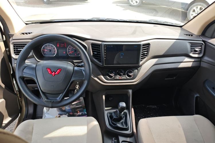 Used Wuling Hongguang V 2022 1.5L Jingqu Edition Electric-Assist LAR Center Console