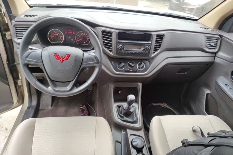 Used Wuling Hongguang V 2022 1.5L Jingqu Version Hydraulic Power Steering LAR Center Console