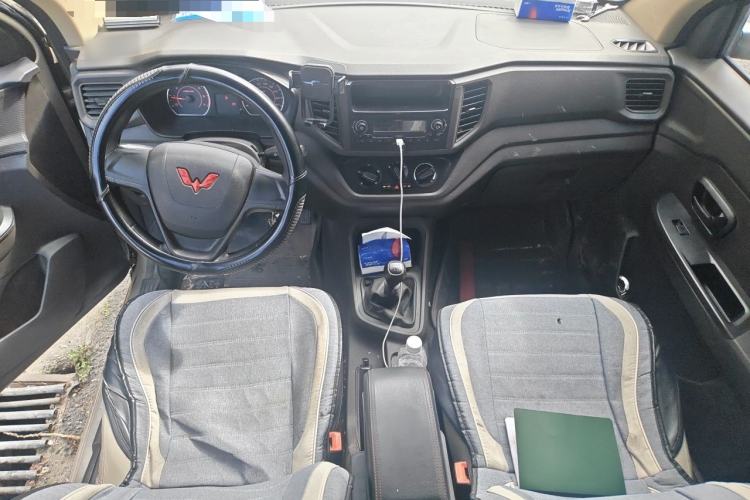 Used Wuling Hongguang V 2022 1.5L Jingqu Version Hydraulic Power Steering LAR Center Console