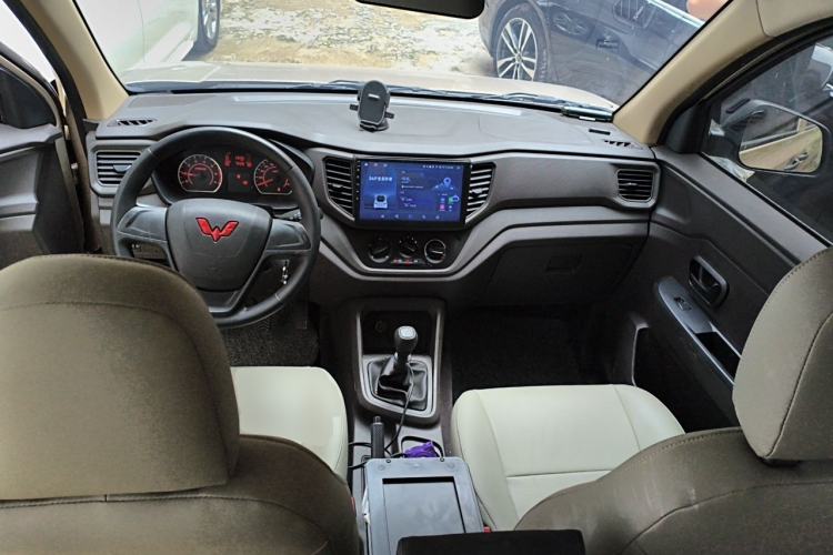 Used Wuling Hongguang V 2022 1.5L Jingqu Edition Electric-Assist LAR Center Console