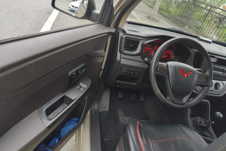 Used Wuling Hongguang V 2022 1.5L Jingqu Edition Electric-Assist LAR Driver Seat