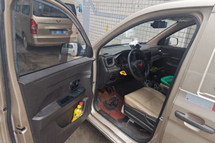 Used Wuling Hongguang V 2022 1.5L Jingqu Edition Enclosed-Window Vehicle with Hydraulic Power Steering LAR Driver Seat