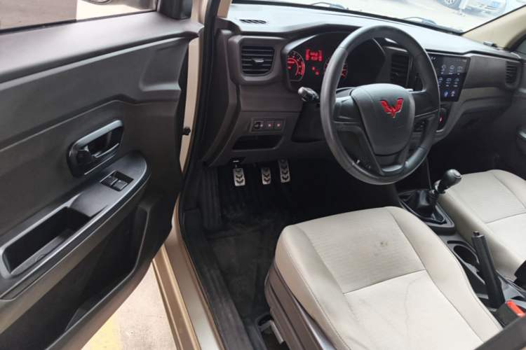 Used Wuling Hongguang V 2022 1.5L Jingqu Version Hydraulic Power Steering LAR Driver Seat