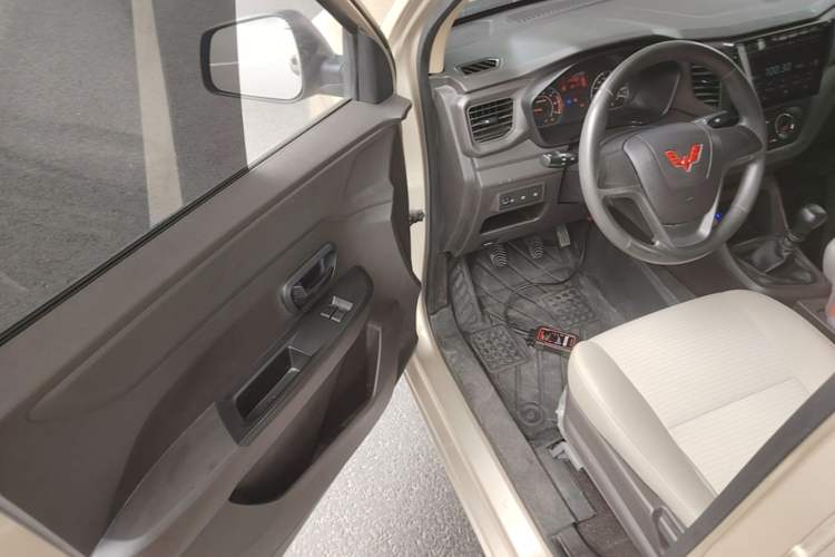 Used Wuling Hongguang V 2022 1.5L Jingqu Edition Electric-Assist LAR Driver Seat