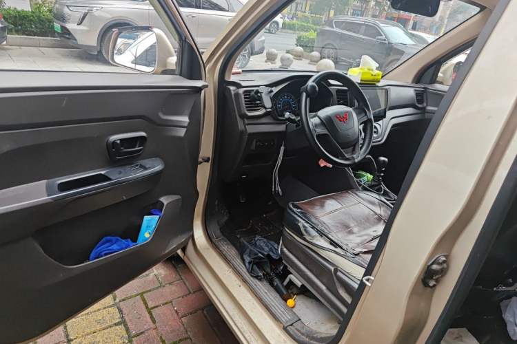 Used Wuling Hongguang V 2022 1.5L Enjoy Edition Hydraulic Power Steering LAR Driver Seat