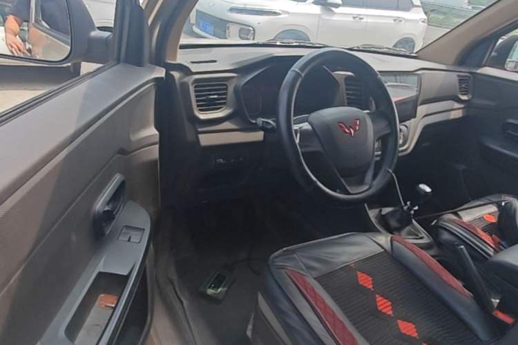Used Wuling Hongguang V 2022 1.5L Jingqu Version Hydraulic Power Steering LAR Driver Seat