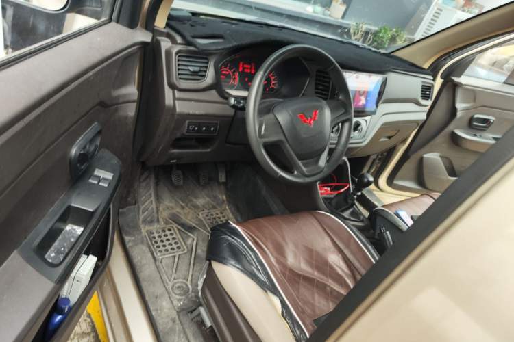 Used Wuling Hongguang V 2022 1.5L Jingqu Version Hydraulic Power Steering LAR Driver Seat