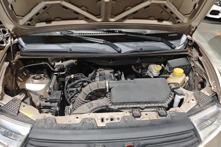 Used Wuling Hongguang V 2022 1.5L Jingqu Edition Enclosed-Window Vehicle with Electric Power Steering LAR Engine Bay