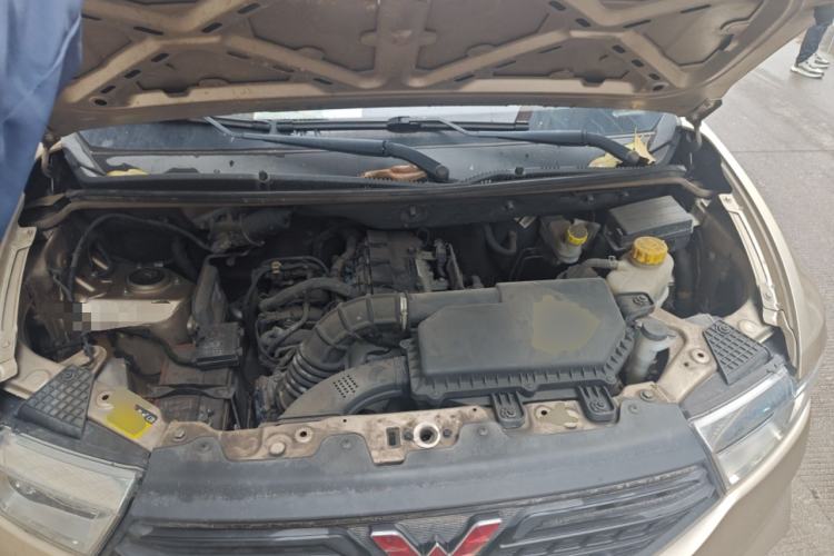 Used Wuling Hongguang V 2022 1.5L Jingqu Edition Enclosed-Window Vehicle with Hydraulic Power Steering LAR Engine Bay
