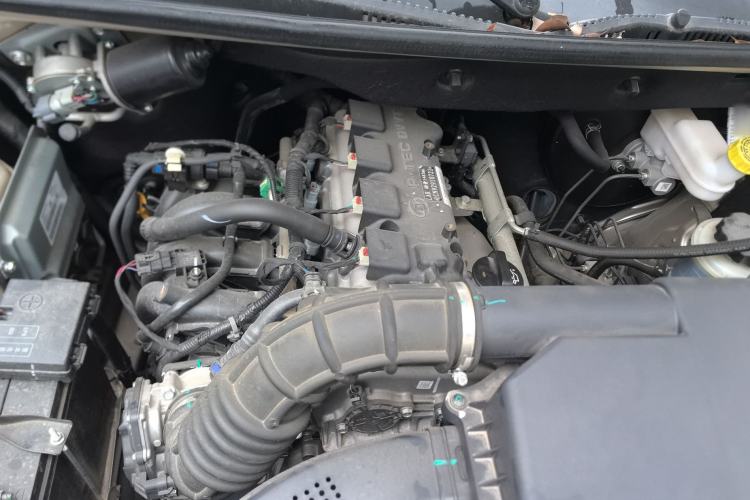 Used Wuling Hongguang V 2022 1.5L Jingqu Version Hydraulic Power Steering LAR Engine Bay