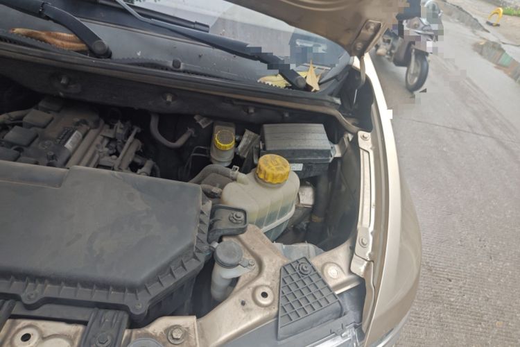 Used Wuling Hongguang V 2022 1.5L Jingqu Edition Enclosed-Window Vehicle with Hydraulic Power Steering LAR Engine Bay Left