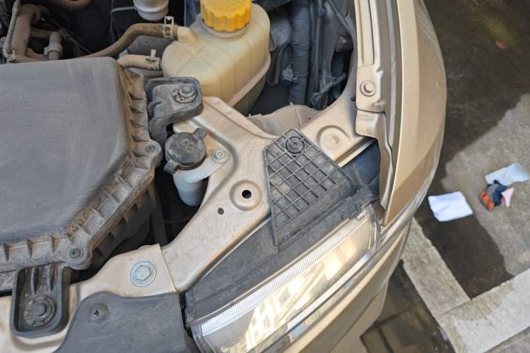 Used Wuling Hongguang V 2022 1.5L Jingqu Version Hydraulic Power Steering LAR Engine Bay Left