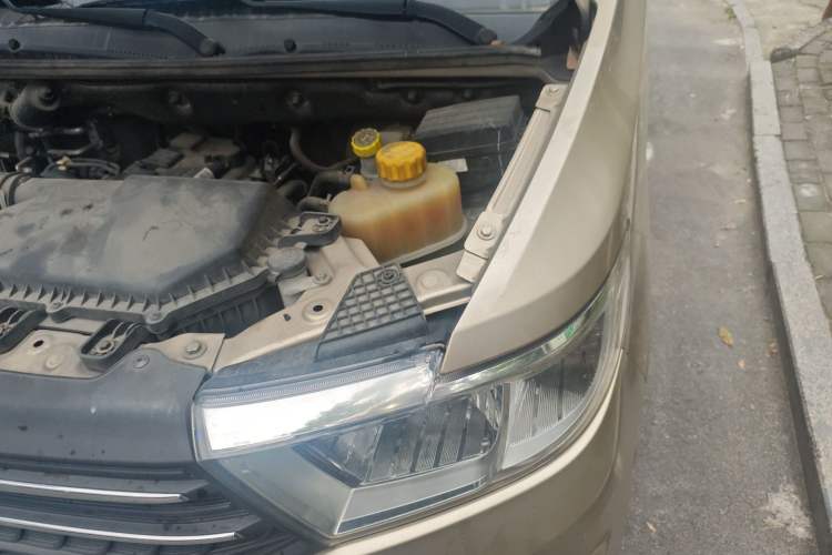 Used Wuling Hongguang V 2022 1.5L Jingqu Edition Electric-Assist LAR Engine Bay Left