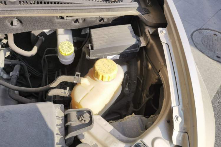 Used Wuling Hongguang V 2022 1.5L Jingqu Edition Electric-Assist LAR Engine Bay Left
