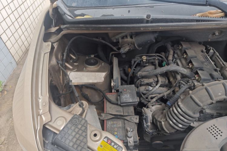 Used Wuling Hongguang V 2022 1.5L Jingqu Edition Enclosed-Window Vehicle with Hydraulic Power Steering LAR Engine Bay Right
