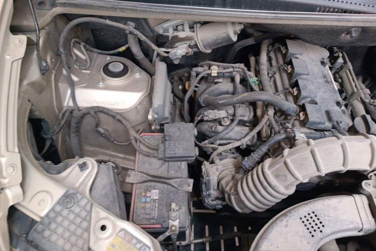 Used Wuling Hongguang V 2022 1.5L Jingqu Edition Enclosed-Window Vehicle with Hydraulic Power Steering LAR Engine Bay Right