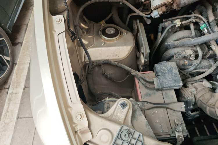 Used Wuling Hongguang V 2022 1.5L Jingqu Version Hydraulic Power Steering LAR Engine Bay Right