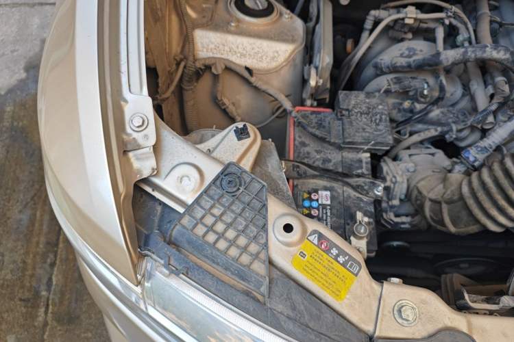 Used Wuling Hongguang V 2022 1.5L Jingqu Version Hydraulic Power Steering LAR Engine Bay Right