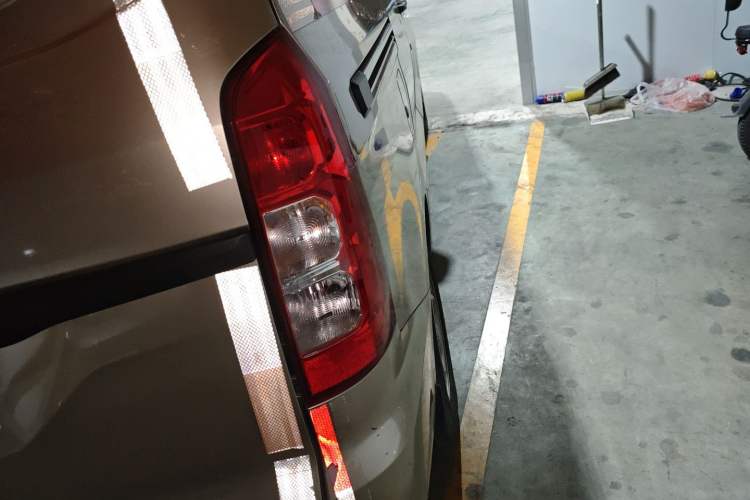 Used Wuling Hongguang V 2022 1.5L Jingqu Edition Enclosed-Window Vehicle with Electric Power Steering LAR Exterior 6