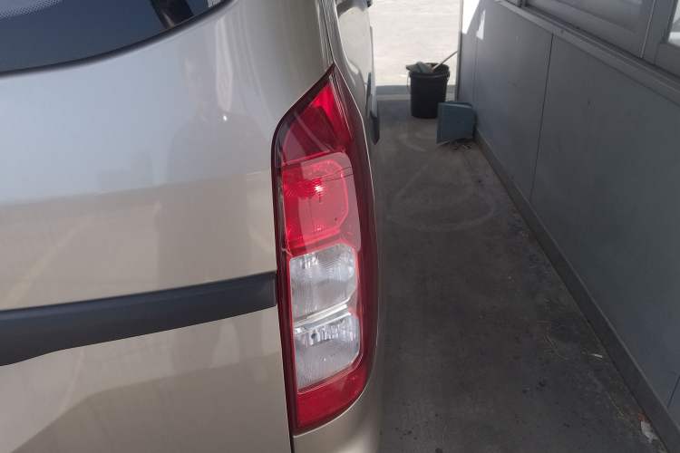 Used Wuling Hongguang V 2022 1.5L Jingqu Edition Electric-Assist LAR Exterior 6
