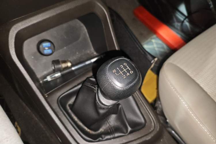 Used Wuling Hongguang V 2022 1.5L Jingqu Edition Enclosed-Window Vehicle with Electric Power Steering LAR Gear Lever