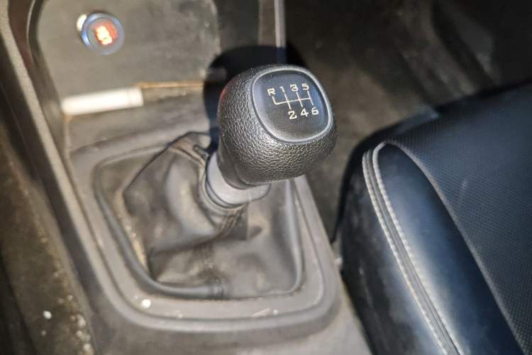 Used Wuling Hongguang V 2022 1.5L Jingqu Edition Electric-Assist LAR Gear Lever