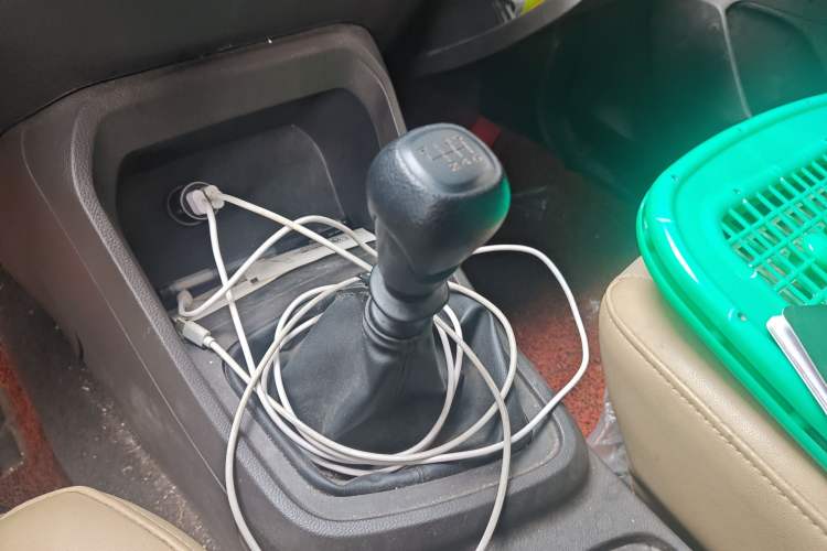 Used Wuling Hongguang V 2022 1.5L Jingqu Edition Enclosed-Window Vehicle with Hydraulic Power Steering LAR Gear Lever