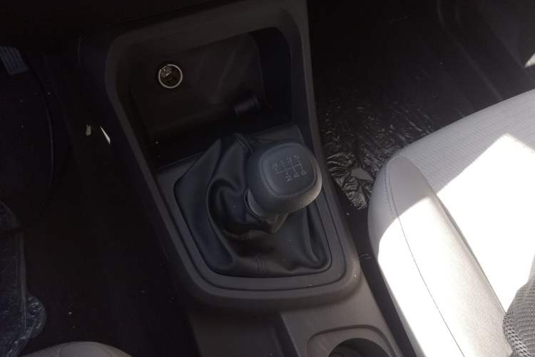 Used Wuling Hongguang V 2022 1.5L Jingqu Edition Electric-Assist LAR Gear Lever
