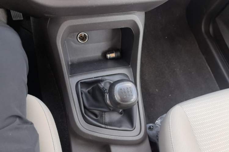 Used Wuling Hongguang V 2022 1.5L Jingqu Edition Electric-Assist LAR Gear Lever