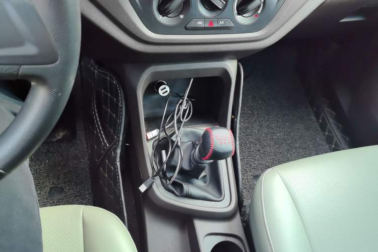 Used Wuling Hongguang V 2022 1.5L Jingqu Edition Electric-Assist LAR Gear Lever