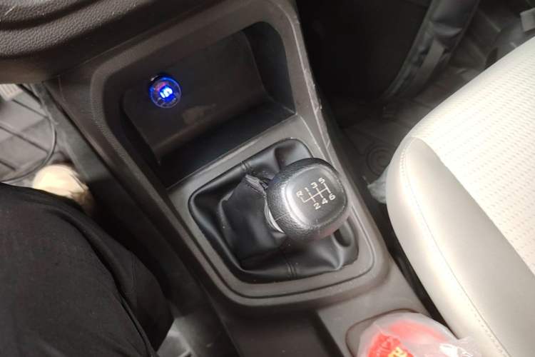 Used Wuling Hongguang V 2022 1.5L Jingqu Edition Electric-Assist LAR Gear Lever
