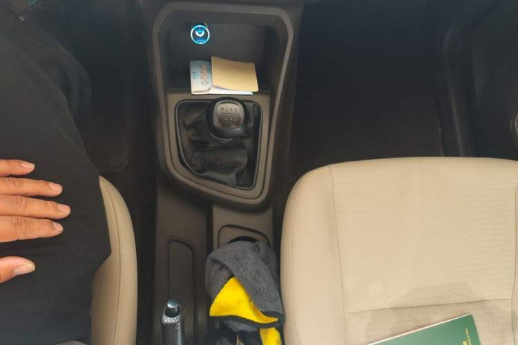 Used Wuling Hongguang V 2022 1.5L Jingqu Edition Electric-Assist LAR Gear Lever