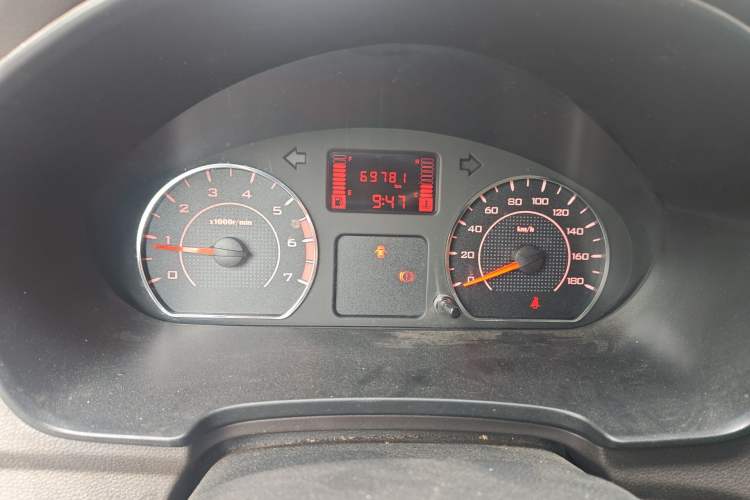 Used Wuling Hongguang V 2022 1.5L Jingqu Edition Enclosed-Window Vehicle with Hydraulic Power Steering LAR Instrument Cluster