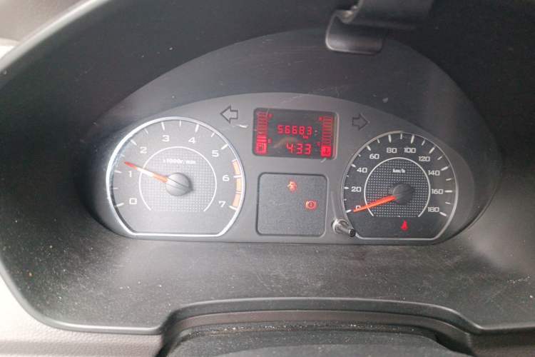 Used Wuling Hongguang V 2022 1.5L Jingqu Edition Enclosed-Window Vehicle with Hydraulic Power Steering LAR Instrument Cluster