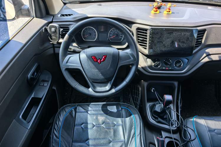 Used Wuling Hongguang V 2022 1.5L Jingqu Edition Electric-Assist LAR Interior 1