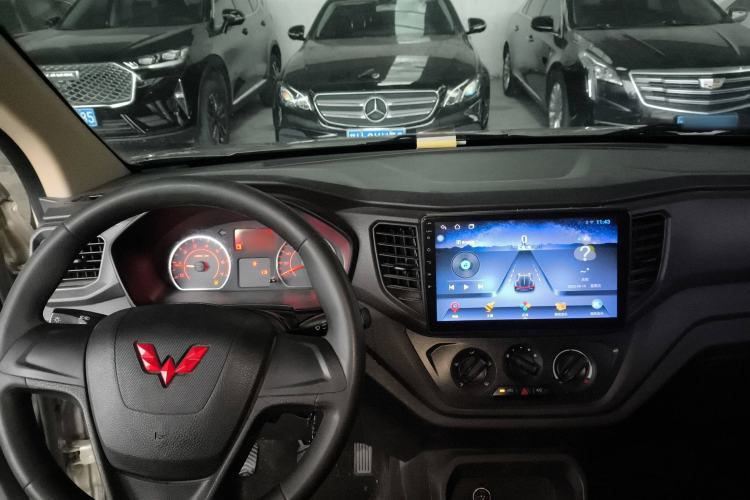 Used Wuling Hongguang V 2022 1.5L Jingqu Edition Enclosed-Window Vehicle with Hydraulic Power Steering LAR Interior 2