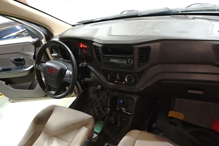 Used Wuling Hongguang V 2022 1.5L Jingqu Edition Enclosed-Window Vehicle with Electric Power Steering LAR Interior 2